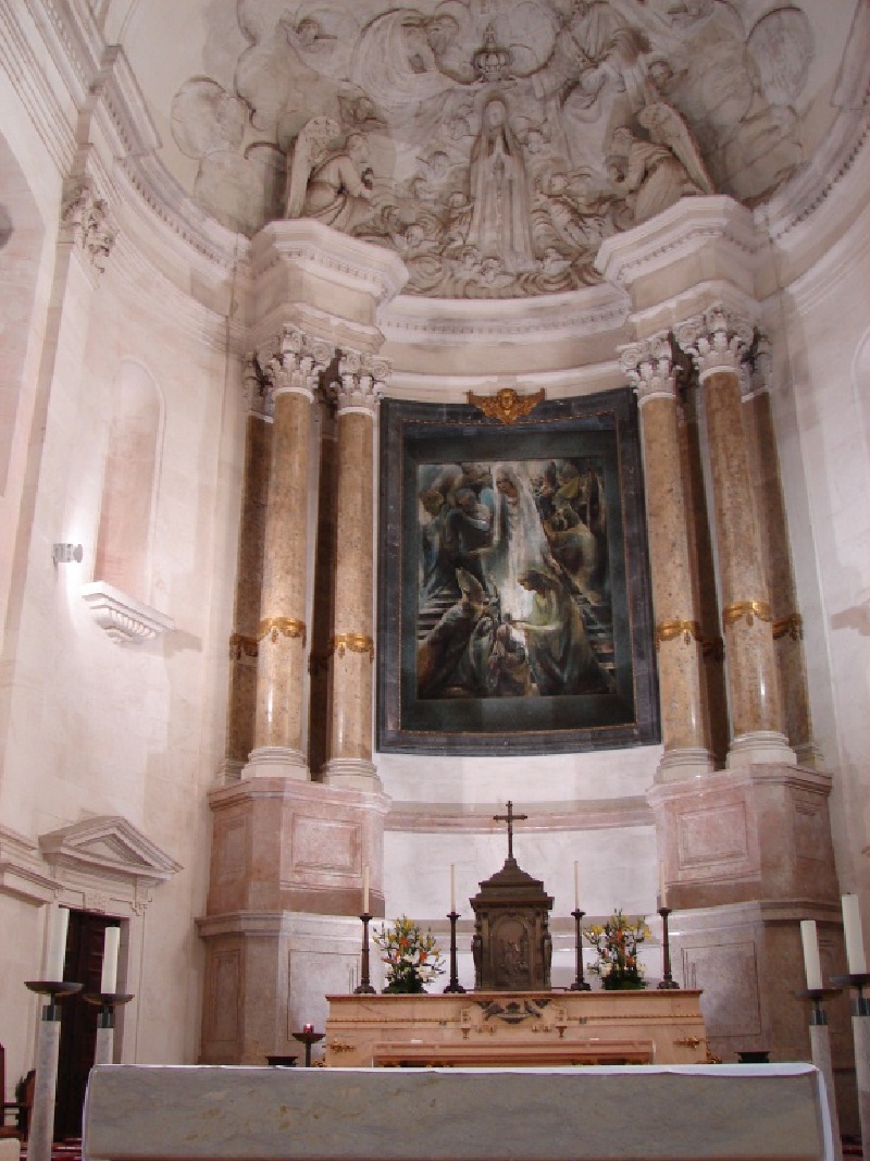 2008/03(March)/AroundTheWorld/Lisbon/800x600_Relief over alter depicts children and apparition.jpg